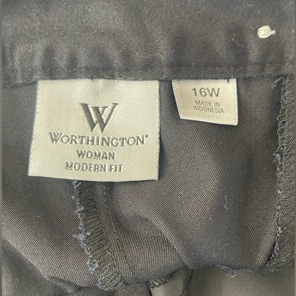 🔥🖤Worthington black women’s shorts size 16. A closet staple! - Picture 2 of 6